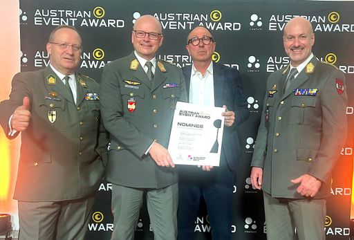 Freude über die „Nominee“-Urkunde beim Austrian Event Award
(v.l.n.r.): Oberstleutnant Lukas Leitner, Kommunikations- und
Marketingleiter der AIRPOWER, Brigadier Wolfgang Prieler,
Projektleiter der AIRPOWER, Markus Gruber, Geschäftsführer der
Partneragentur GPK Public, sowie Brigadier Reinhard Kraft, Stabschef
der Direktion Kommunikation im Bundesministerium für
Landesverteidigung.