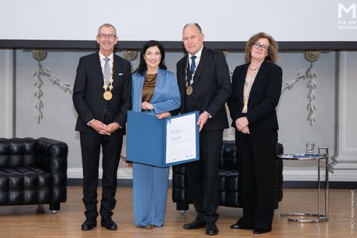 Vorschau Bild von V.l.n.r.: MCI Rektor Andreas Altmann, Ehrenprofessorin Katherina
Reiche, Leiter des MCI Hochschulkollegiums Franz Pegger, stv.
Leiterin des MCI Hochschulkollegiums Claudia Mössenlechner
©MCI/Aaron Heimerl