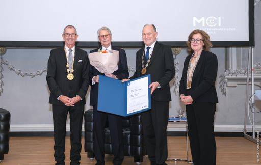 V.l.n.r.: MCI Rektor Andreas Altmann, Ehrenprofessor Martin
Steinmeyer, Leiter des MCI Hochschulkollegiums Franz Pegger, stv.
Leiterin des MCI Hochschulkollegiums Claudia Mössenlechner
©MCI/Aaron Heimerl