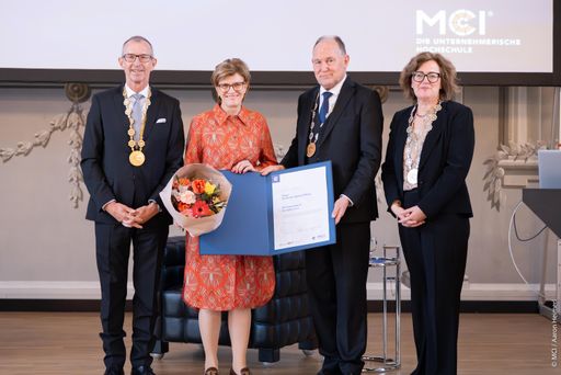 Vorschau Bild von V.l.n.r.: MCI Rektor Andreas Altmann, Ehrensenatorin Christine
Oppitz-Plörer, Leiter des MCI Hochschulkollegiums Franz Pegger, stv.
Leiterin des MCI Hochschulkollegiums Claudia Mössenlechner
©MCI/Aaron Heimerl