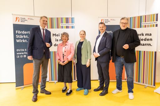 v.l.n.r.: Prim. Dr. Georg Psota (Chefarzt des PSD-Wien), Sabine
Hofer-Gruber (Senior:innenbeauftragte der Stadt Wien), Susanne
Winkler (Geschäftsführerin des Fonds Soziales Wien), Marcus Franz
(Bezirksvorsteher Favoriten), Peter Hacker (Stadtrat für Soziales,
Gesundheit und Sport)