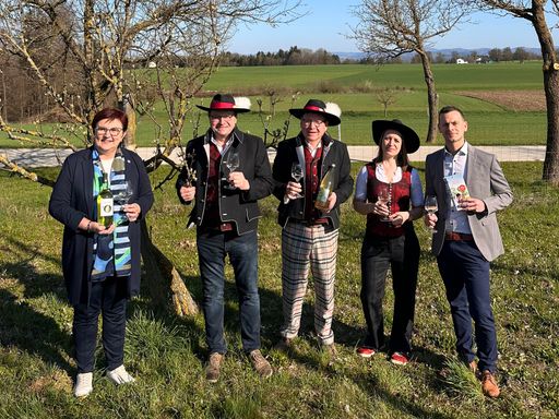 Vorschau Bild von v. l. n. r.: Michaela Hinterholzer (Bgm., KR und Obfrau LEADER
Region Moststraße), Bernhard Datzberger (Mostbaron, Seppelbauer),
Toni Distelberger (Mostbaron, GenussBauernhof Distelberger), Christa
Pfligl (GenussBauernhof Distelberger), Georg Trimmel
(Geschäftsführer LEADER Region Moststraße)