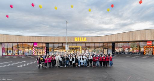 Vorschau Bild von Die REWE Group in Österreich mit BILLA, BILLA PLUS, PENNY, BIPA,
dem Großhandel inklusive ADEG und der Touristik steigerte im
Geschäftsjahr 2024 den Gesamtbruttoumsatz um + 4,8 Prozent auf 10,94
Mrd. €.