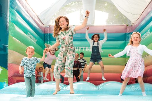 Vorschau Bild von Kinder beim Luftburg-Springen