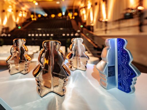 Vorschau Bild von Die goldenen Houskapreis-Statuen sowie der Mariella
Schulz-Sonderpreis.