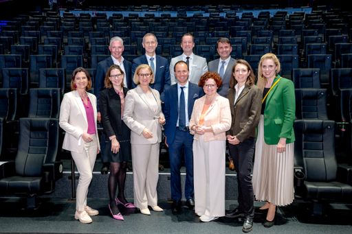 Vorschau Bild von 2. Reihe: (v.l.n.r) Paul Leitenmüller, Günther Artner, Zsolt
Juhasz, Frédéric Joureau 1.Reihe: (v.l.n.r) Birgit Petross, Birgit
Kraml, Landeshauptfrau Johanna Mikl-Leitner, Paul Douay,
Staatssekretärin Elisabeth Zehetner, Carmen Dilch, Marlene
Zeidler-Beck