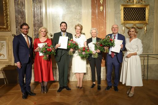 Vorschau Bild von Gruppenfoto mit den geehrten Personen.