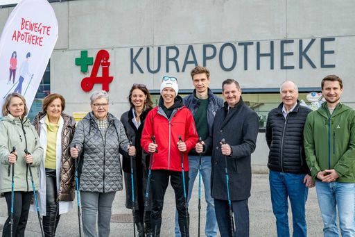 Vorschau Bild von v.l.n.r.: Oberlaa Teilnehmerin, Mag. Mariana Passl, Leiterin der
Kurapotheke Oberlaa, Gemeinderätin Brigitta De Becker-Zentner, Mag.
Dr. Esther Passl, Leiterin der Apotheke am Liesingbach, Trainerin
Diana Dzaviza, Matthias Hümmelink, BA MPH, Mitglied der
Geschäftsführung Wiener Gesundheitsförderung – WiG, Marcus Franz,
Bezirksvorsteher Favoriten, Peter Erdle, Senior:innen Beauftragter
Favoriten, Christoph Wall – Strasser, MA, Referent der Wiener
Gesundheitsförderung – WiG und Projektleiter „Bewegte Apotheke“,
eröffnen den Walk der 50igsten Gruppe vor der Kurapotheke.