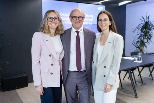 Vorschau Bild von https://www.apa-fotoservice.at/galerie/39193   Katharina, Hans Georg und Stefanie Hagleitner führen die
Geschäfte seit April 2025 zu dritt (von links auf dem Bild) – Hans
Georg werde sich bis März 2026 aus seiner operativen Tätigkeit im
Familienunternehmen zurückziehen