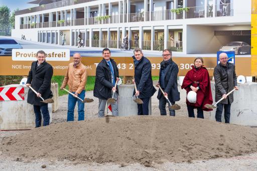Bild 1_Spatenstich in Wolkersdorf, v.l.n.r. Peter Wendlinger,
Heinz Wiesbauer, Dominic Litzka, Michael Neubauer, Andreas Lüdtke,
Gerda Ehrlich-Ratzinger, Josef Hofstätter.