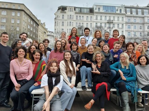 Das FSJ-Team gemeinsam mit dem Vorstand der Trägerorganisation
bei der Feier zum Gewinn des Staatspreises für
Freiwilligenkoordination. Das Gruppenfoto entstand auf dem
Badeschiff Wien – ein Moment des Miteinanders, der Wertschätzung und
Freude über die gemeinsame Auszeichnung.