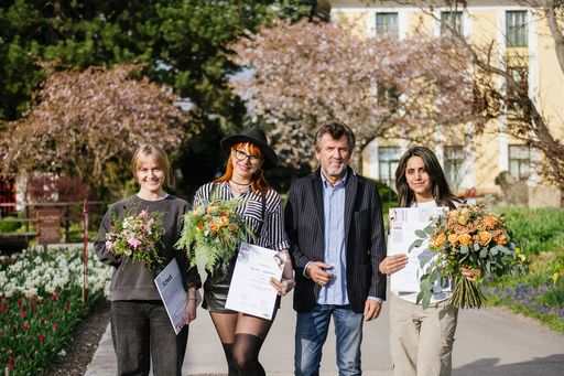 Herbert Eipeldauer, Innungsmeister der Wiener Gärtner und
Floristen, mit den Besten des Floristen Jugendcups (v.l.) Theresa
Anna Erlach, Siegerin Chrysanti Tsitou und Narjis Alramadan