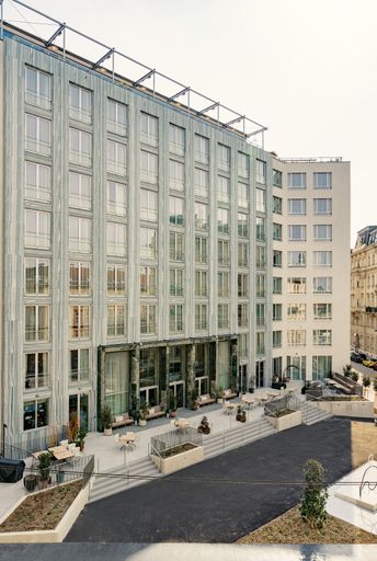 Vorschau Bild von JP Immobilien verwandelte das ehemalige „Gewerbehaus“ am
Rudolf-Sallinger-Platz in ein elegantes Hotel der Hoxton-Gruppe.