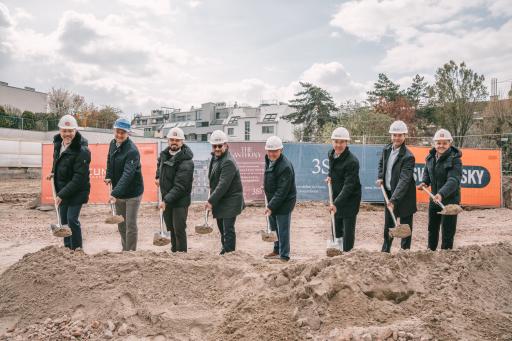  Gemeinsam mit dem Bezirksvorsteher des 17. Bezirks, Peter Jagsch
und den Projektbeteiligten der Baufirma Swietelsky, Neumayer
Projektmanagement sowie dem Architekten-Team von HAWLIK GERGINSKI
wurde der symbolische Auftakt für dieses nachhaltige und
architektonisch anspruchsvolle Wohnprojekt gesetzt.