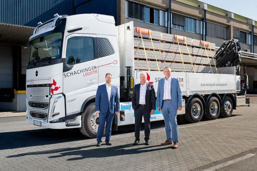 (v.l.n.r.) Florian Gaisbauer, Leiter Hochtransport bei
SCHACHINGER baulogistik, Herbert Moser, Leiter der Logistik der
Knauf GmbH und Klaus Ahamer, Leiter Baulogistik bei Schachinger,
zeigen sich begeistert über die innovative Technologie und die neuen
Maßstäbe in der Kranlogistik.