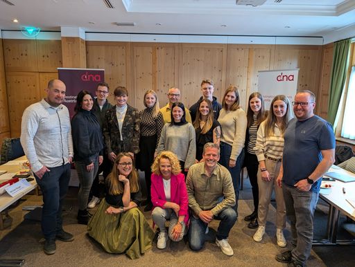 Vorschau Bild von AbsolventInnen der dna Management-Akademie 2025 mit CEO der
Österreich Werbung Astrid Steharnig-Staudinger und Head of People
and Culture Elisabeth Burgis sowie Lehrgangsleiterin Renate Ecker,
MTD.