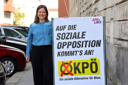 Barbara Urbanic, KPÖ-Spitzenkandidatin für die Wien-Wahl, mit dem
neuen Plakat