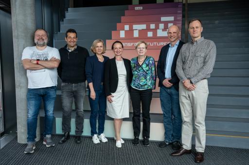  Gründungspräsidentin Stefanie Lindstaedt mit den ersten sechs
IT:U Fellow Professors