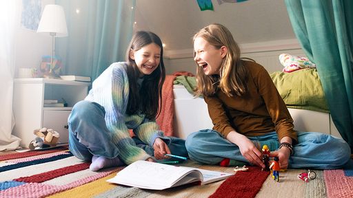 Vorschau Bild von Smartphone und Kinder: Auf der begleitenden Webseite zu "Lass
dein Kind nicht allein im digitalen Raum! Gemeinsam für eine gesunde
Kindheit." bietet ROSSMANN nahbare Handlungsempfehlungen sowie Tipps
für Eltern an. // Weiterer Text über ots und
www.presseportal.de/nr/77565 / Die Verwendung dieses Bildes für
redaktionelle Zwecke ist unter Beachtung aller mitgeteilten
Nutzungsbedingungen zulässig und dann auch honorarfrei.
Veröffentlichung ausschließlich mit Bildrechte-Hinweis.