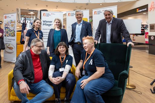 Vorschau Bild von v.l.n.r.: hintere Reihe: FSW-Expertin, FSW-Geschäftsführerin
Susanne Winkler, Klub-Chef der SPÖ Wien Josef Taucher,
Bezirksvorsteher Ernst Nevrivy