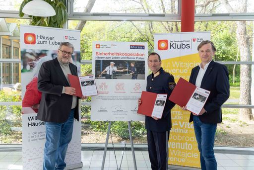  Mehr Sicherheit, mehr Lebensqualität – Die Häuser zum Leben und
die Wiener Polizei intensivieren ihre Zusammenarbeit, um
Senior*innen in Wien ein sicheres und lebenswertes Umfeld zu bieten.
Der Wissenstransfer wird dabei in beide Richtungen gestärkt: In den
Häusern zum Leben sowie den Pensionist*innenklubs finden regelmäßig
Vorträge zu Themen wie Trickbetrug, Einbruchsschutz und sicherem
Verhalten im öffentlichen Raum statt.