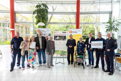 Vorschau Bild von Wechselseitiger Wissensaustausch für mehr Sicherheit Unterstützt
wird die Wiener Polizei dabei durch die rund 5.500 haupt- und
ehrenamtlichen Mitarbeiter*innen der Häuser zum Leben. „Unsere
Kolleg*innen sorgen dafür, dass sich Bewohner*innen,
Klubbesucher*innen, Angehörige und Nachbar*innen willkommen und gut
aufgehoben fühlen. Dank der Zusammenarbeit mit der Wiener Polizei
können wir ihre Kompetenzen künftig noch gezielter nutzen und weiter
ausbauen“, betont Christian Hennefeind, Geschäftsführer der Häuser
zum Leben.