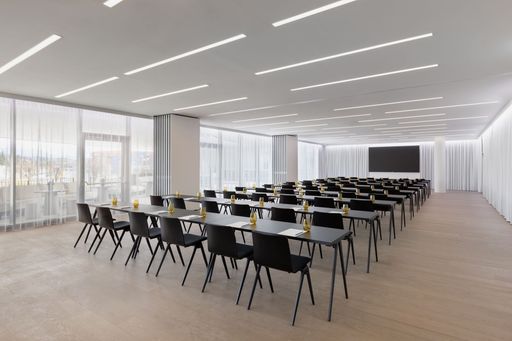 Vorschau Bild von Flexibel, hell, wandelbar: Der White Cube ist unser Signature
Space für kreative Meetings, Workshops und Events. Mit klarer
Architektur, moderner Technik und viel natürlichem Licht ist er ein
Ort, an dem Ideen Raum bekommen – mitten in Salzburg.