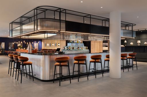 Vorschau Bild von Urban, entspannt und stilvoll: Die Bar im The Passenger ist
Treffpunkt für Hotelgäste und Locals. Ob Espresso am Vormittag,
Signature Drink nach dem Meeting oder Afterwork mit Blick auf
Salzburg – hier verbinden sich kosmopolitisches Flair und ehrliche
Gastfreundschaft.