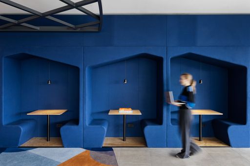 Vorschau Bild von Ruhe trifft Produktivität: In unseren Work Pods finden Sie
konzentrierte Arbeitsplätze mitten im Hotel. Ideal für Calls, Mails
oder einen kurzen Deep Dive – ausgestattet mit Strom, Licht und
Stil. Perfekt für alle, die unterwegs mehr als nur WLAN brauchen.