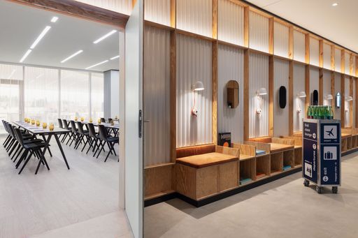 Vorschau Bild von Urbaner Rückzugsort mit Stil: Die Lobby im The Passenger vereint
lässiges Design mit inspirierender Atmosphäre. Ob für ein kurzes
Meeting, ein entspanntes Gespräch oder einfach nur zum Ankommen –
hier beginnt der Aufenthalt mit Leichtigkeit.