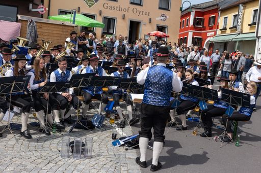 Vorschau Bild von Neben dem kunsthandwerklichen Angebot bietet der Markt ein
reiches kulinarisches und musikalisches Rahmenprogramm.