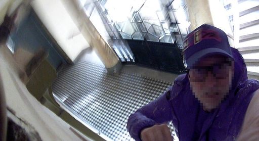 Vorschau Bild von O. Ribarich beim installieren seiner Überwachungskamera