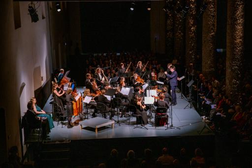Vorschau Bild von Äußerst selten zu hörende Passionsmusiken voll tiefer Emotionen
begeisterte das Publikum - das Collegium 1704 unter der Leitung von
Václav Luks mit einem wahren Juwel, dem opernhaften
Passionsoratorium „Gesù al Calvario“.
