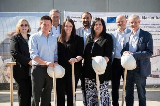  Bild 01: hintere Reihe, v. l. Andrea Pape (Volksbank Wien),
Vorstandsdirektor Dr. Rainer Borns (Volksbank Wien), Mario Ponecz
(Volksbank Wien), Dir. Dipl. Ing. Martin Rosar (Volksbank Wien);
vordere Reihe: Familie Merschl © zweischrittweiter.at