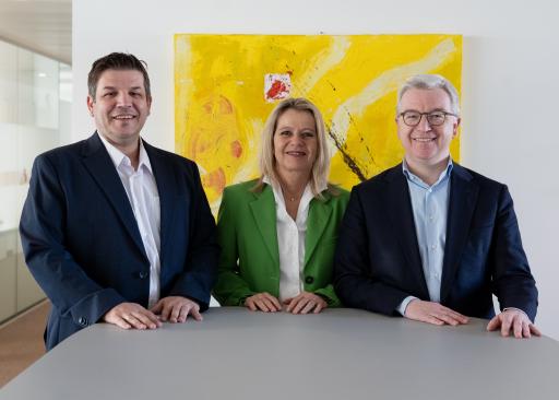 v.l.n.r.: Andreas Schneemann (Gründer und Geschäftsführer von
Enlion), Eva Fugger (Generaldirektor-Stv.In Raiffeisenlandesbank
Burgenland) und Michael Höllerer (Generaldirektor Raiffeisen
Niederösterreich-Wien)