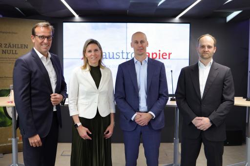 v. l. n. r. Austropapier-Präsident Martin Zahlbruckner,
Austropapier Geschäftsführerin Sigrid Eckhardt,
Nachhaltigkeitssprecher Sebastian Heinzel und Gerwin Drexler-Schmid
Business Manager Net Zero Industries beim AIT, Austrian Institute of
Technology.