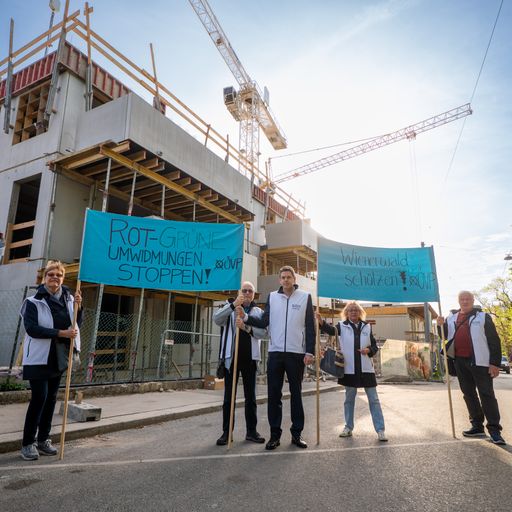  Volkspartei Ottakring Obmann, Stefan Trittner, protestiert
gemeinsam mit seinem Team