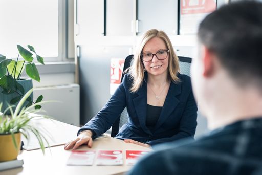 fit2work bietet kostenfreie Beratung und Hilfestellung zum Erhalt
der psychischen und physischen Gesundheit von Einzelpersonen und
Betrieben. Neu ist eine kostenfreie klinisch psychologische
Behandlung, das Case Management plus für vom Krankengeldbezug
ausgesteuerte Personen und ein überarbeitetes Angebot zum
Betrieblichen Eingliederungs- und Gesundheitsmanagement.