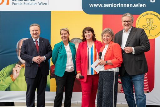 v.l.n.r.: Bürgermeister Michael Ludwig, stv. Geschäftsführerin
des Fonds Soziales Wien Monika Badilla, Moderatorin Martina Rupp,
Senior:innenbeauftragte der Stadt Wien und Leiterin des Teams "Wien
für Senior:innen" im FSW Sabine Hofer-Gruber, Stadtrat für Soziales,
Gesundheit und Sport Peter Hacker