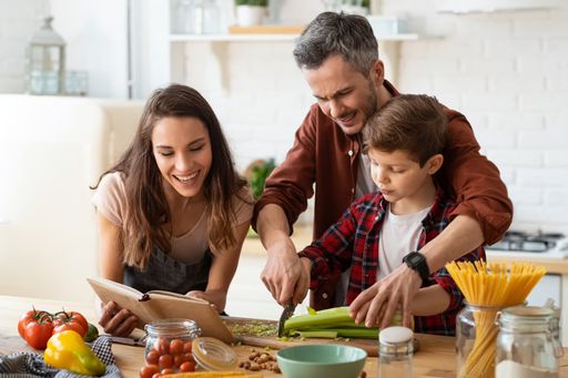 Vorschau Bild von Smybolbild: Eine Familie profitiert von "Gurkerl Xtra"