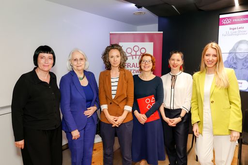 https://www.apa-fotoservice.at/galerie/39188 Podiumsdiskussion
und Netzwerk-Event von Frauennetzwerk Medien und APA. "Frauen
sehen's anders! Wie der weibliche Blick Journalimus und Film
verändert". Mit Luzia Strohmayer-Nacif Leiterin APA Visual Desk und
KI, Inge Letz (84) erste ORF -Regisseurin Regisseurin Franziska Mayr
Keber (freischaffend) "profil"-Chefredakteurin Anna Thalhammer und
Stefanie Leodolter (Ö1). Moderation: Martina Madner