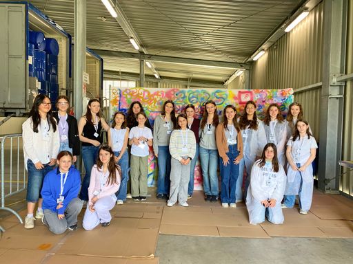 Vorschau Bild von Bei der Graffiti-Station setzten die Mädchen ihre Ideen zur
„Landwirtschaft der Zukunft“ künstlerisch um.