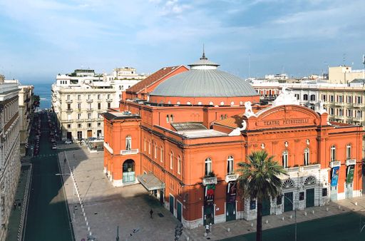 Europakonzert 2025 aus Bari Außenansicht des Teatro Petruzzelli
in Bari // Weiterer Text über ots und www.presseportal.de/nr/9021 /
Die Verwendung dieses Bildes für redaktionelle Zwecke ist unter
Beachtung aller mitgeteilten Nutzungsbedingungen zulässig und dann
auch honorarfrei. Veröffentlichung ausschließlich mit
Bildrechte-Hinweis.