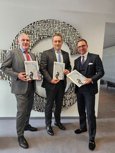  Karl Eichberger (Leitung Konzernbuchhaltung und Prokurist der
ViennaEstate Immobilien AG), Helmut Dietler (Vorstand der
ViennaEstate Immobilien AG), Mag. Peter Lazar (Vorstandsvorsitzender
der ViennaEstate Immobilien AG)präsentieren den Geschäftsbericht
2024.