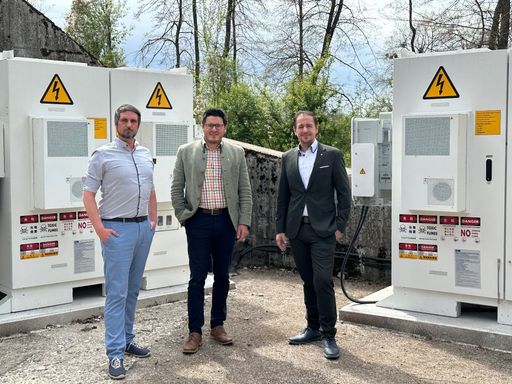 (v.r.n.l.) Geschäftsführer Peter J. Zehetner, Obmann Michael
Stiefmüller und Projektleiter Andreas Schenk präsentieren den
zweiten KWG-Speicherpark.