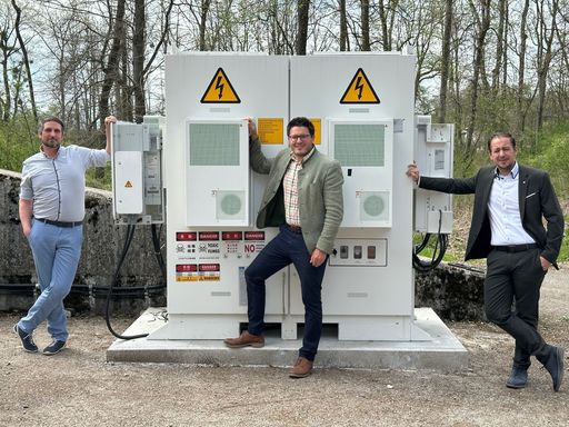 Vorschau Bild von (v.r.n.l.) Geschäftsführer Peter J. Zehetner, Obmann Michael
Stiefmüller und Projektleiter Andreas Schenk präsentieren den
zweiten KWG-Speicherpark.