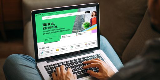 Das Grün ist satter, die Farbpalette größer: karriere.at zeigt
sich mit dem völlig neuen Markenauftritt dynamisch und vielseitig
wie die moderne Arbeitswelt. Nur der bekannte Claim „Willst du.
Kannst du.“ bleibt unverändert.