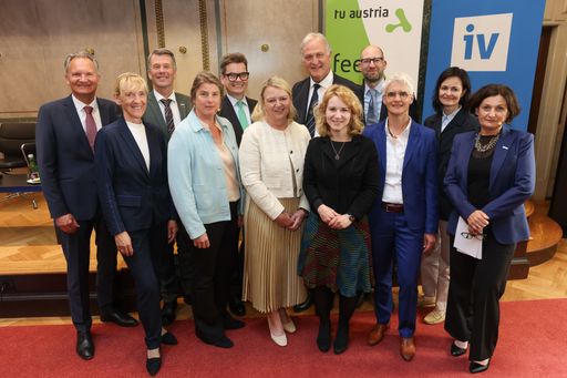  v.l.n.r.: Robert-Jan Smits (Präsident emeritus, TU Eindhoven),
Barbara Weitengruber (BMFWF), Horst Bischof (Rektor TU Graz),
Isabella Meran-Waldstein (IV), Christoph Neumayer, (Generalsekretär
der IV), Brigitte Ecker (WPZ Research GmbH), Peter Moser (Rektor
Montanuniversität Leoben), Eva-Maria Holzleitner (Bundesministerin
für Frauen, Wissenschaft und Forschung), Pascal Hetze
(Stifterverband Berlin), Mirjam Storim (Leiterin der Siemens RIE
Ecosysteme), Elisabeth Engelbrechtsmüller-Strauß (CEO der Fronius
International GmbH) und Andrea Höglinger (Vizerektorin der TU Graz).