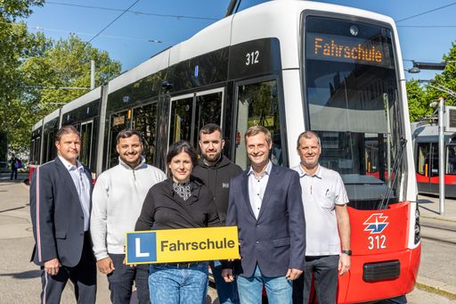 v.l.n.r.: Alexander Rutka, Ausbildungsleiter Wr. Linien, die drei
Fahrlehrer Sanad El-Rabadi, Angelika Jaklin, Mergim Delija, Karl
Schlosser, Obmann der Wiener Fahrschulen, Gerald Ehmig, Ausbildner
Wr. Linien