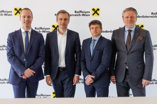 Präsentation des Immobilien-Reports (v.l.n.r.): Matthias Reith,
Senior Ökonom Österreich Volkswirtschaft & Immobilien, RBI AG,
Martin Hauer, Vorstandsdirektor Raiffeisenlandesbank NÖ-Wien,
Gunther Deuber Chefökonom, Bereichsleiter Volkswirtschaft &
Finanzmärkte, RBI AG und Peter Weinberger, Geschäftsführer
Raiffeisen Immobilien Niederösterreich/Wien/Burgenland